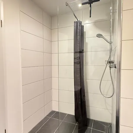 Kleines Glueck - Waschmaschine, Sbahn, Regendusche, Fussbodenheizung *